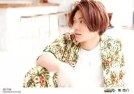 東啓介/横型・膝上・座り・衣装白.緑・右手膝上・「2017.06」/WE SHOPオフィシャルブロマイド～2017年6月～