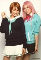 田野アサミ(相田リコ)・杉ありさ(桃井さつき)/膝上・制服・キャラクターショット/女子ペア/舞台「黒子のバスケ IGNITE-ZONE」ブロマイド(ペア)