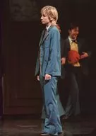 宝塚歌剧团(花组)/柚香光/现场照片·全身·深蓝色茶色服装·两手下·身体向左·2L尺寸/花组东京公演舞台剧照片
