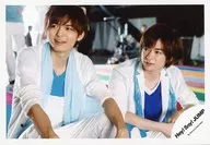 Hey! Say! JUMP / Hirota Yabu, Yuri Chinen / Above-the-knee, sitting, costume white, light blue, blue, scarf, both hands down, eye-left / "Weekender / YELL for Tomorrow" PV & Jacque shooting off-shot / Official Official photo