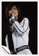 Hey! Say! JUMP / Hirota Yabu / Live Photo / Costume White / Black / Left Hand Microphone / Eye View Right / Body Left Facing / Background Black / Official Official photo