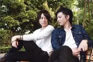Ash/中村誠治郎·根本正勝/橫型·膝上·坐姿·服裝白青·牛仔·腳踏·後木/「Ash in大坂」活動生寫真