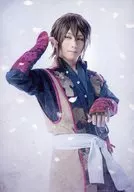 Shogo YAMAZAKI (Soji OKITA) / Acima do joelho, pétalas de flores, fundo cinza, imagem de caráter / "Musical" Usuzakura Onishiran "Hijikata Toshizo" Brometo (conjunto de todos)