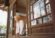 Access / Daisuke Asakura / horizontal type, upper body, white clothes, both hands window frame, eye point right / official Official photo