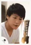 B.A.D/桐山照史/バストアップ・衣装白・体右向き・目線下・左寄り/公式生写真