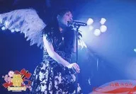 高橋南/Live Photo型·膝上·服裝黑白·雙手支架話筒·視線右/DVD·Blu-ray「祝高橋南畢業"148.5cm的夢見"in橫濱體育場」封入特典生寫真