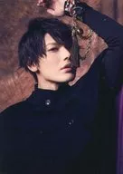 崎山TSUBASA with櫻men/崎山TSUBASA/托胸·服裝黑·左手提·背景茶/CD(AVCD-94052/B、AVCD-94053/B、AVCD-94054/B、AVCD-94055/B)初次封入特典特雷卡
