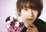 植田圭輔/横型・顔アップ・衣装黒・花束・左手人差し指顎・背景紫・2Lサイズ/「超うえフェス2017～田植えにおいで～」ブロマイド