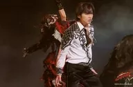 Kinki Kids/堂本光一/横型・ライブフォト・膝上・衣装白黒・両手下・体右向き・背景に人・2Lサイズ/「Endless SHOCK 2018」ステージフォト 第3弾