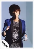 Kis-My-Ft2 / Tasuke Fujigaya / Upper body / Costume blue / black / Eye line right / Neck tilted / Right hand raised / Background grey / Official Official photo