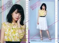 01R[SPレア(ホログラム仕様)/私服ver.(金箔押しサイン・メッセージ入り)]：秋元真夏/SPレア(ホログラム仕様)/私服ver.(金箔押しサイン・メッセージ入り)/「乃木坂46ツインウエハース」プラカード＜セブン-イレブン限定＞