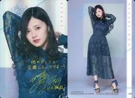 06R : Shiraishi Asaginu / SP Rare (holografía) / Civil Clothes Ver. (con signo de estampado en caliente dorada y mensaje) / "Nogizaka 46 Twin oblea" Pancarta (sólo Seven-Eleven)