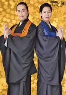 石坂勇(宽朝)·法月康平(秋英)/膝上·服装黑·蓝·橘色·和服·两手合拍·背景黄·角色镜头/绝密/"音乐剧《Chebake》参～猫的Baba～"随机明信片