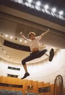 桑野晃辅(Mr.Fox)/全身·服装白·两手抬·跳跃·开口/舞台明信片