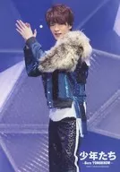 Snow Man/深澤辰哉/現場照片·膝上·服裝藍黑·皮毛·雙手合十·身體左側·背景紫/"少年們～Born TOMORROW～"舞台照片第2彈