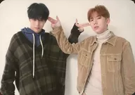 Monsta X/ミニョク(Minhyuk)・キヒョン(Kihyun)/横型・衣装茶チェック柄青・ベージュグレー・互いの頭指差し・背景白/裏面黒/CD「The Code」(Protocol Terminal Ver.)封入特典フォトカード