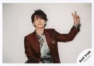 KAT-TUN/龟梨和也/横型・上半身・服装红灰色・左手和平/"Ask Yourself>Jacque写真拍摄合影