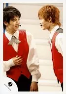 Travis Japan/宮近海鬥·吉澤閑也/現場照片·膝上·服裝紅黑白·麵對麵·宮近右腹·背景白·樓梯/正式生寫真