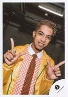 ジャニーズJr./草間リチャード敬太/バストアップ・衣装黄色・両手指差し/「関西ジャニーズJr. 春休みスペシャルShow 2018」グッズ撮影オフショット/公式生写真