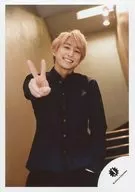 傑尼斯Jr./佐久間大介/上半身・服裝深藍色・右側和平・左手口袋/18春長穀川純・Snow Man・少年場刊攝影特集/官方生寫真