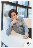 Johnnys / Ren Meguro / Upper body, sitting, costume gray, right hand chin / 18 Haru Hasegawa Jun, Snow Man, Jr. "Takizawa Kabuki 2018" Pamphlet shooting off-shot / Official Official photo