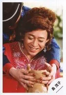 TOKIO/城島茂(島茂子)/バストアップ・衣装赤・ろくろ回す/「戯言」PVジャケ＆オフショット第1弾/公式生写真