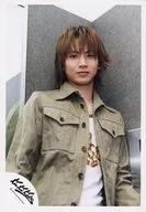 Kinki Kids / Koichi Domoto / Upper Body / Costume Khaki / White / Both Hands Down / Under Eyes / Gray Background / Official Official photo