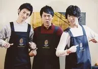 集合(3人)/横型・上半身・衣服灰色・红色・白色・黑色・围裙・插双手手指/DVD「午餐时间结束了。」发售纪念活动会场限定销售明信片