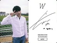 ナム・ウヒョン(NAM WOO HYUN)/膝上・衣装白・右手ピース/CD「Write...」特典フォトカード