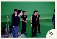 Arashi / Assembly (5 people) / Horizontal, Whole body, Eye-Right, Matsumoto-Right hand pocket, Mesenchyme facing left, Background green / Official Official photo