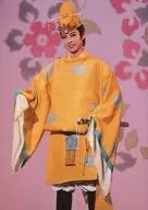 宝塚歌劇団(花組)/明日海りお/ライブフォト・膝上・黄ベージュ緑衣装・2Lサイズ/花組博多座公演「あかねさす紫の花」「Sante!!」舞台写真