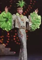 Takarazuka Revue (Hanagumi) / Kazuya Seto / Live Photo / Kneecap / Gold / Silver / Green Costume / Both Hands Pose / 2L Size / Hanagumi Hakata-za Performance 「 Akanesasu Murasaki no Hana 」 「 Sante! 」 Stage Photo