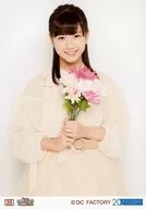 25 : Morning Musume. ' 18 / Rena Yokoyama / acima do joelho, vestido branco, buquê / "Morning Musume. 20 th Anniversary Concert Tour 2018 Spring - We are MORNING MUSUME." Collection Live Photo part1
