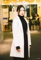 佐藤詩織/膝上・衣服白・黑・右向/【20171229更新】/欅坂46這裏是有樂町星空廣播局KONYU明信片