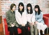 長濱NE・織田奈那・志田愛佳・米穀奈奈未/橫式・全身(足見切)・坐式・沙發紅色・2L尺寸/【20180202更新】/欅坂46這裏是有樂町星空廣播局海帶布丁明信片