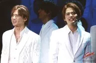 Johnnys / Koichi Domoto, Yuma Nakayama / Live Photo, Horizontal, Upper Body, Costume, White, Koichi left, Yuma's line of sight, Person behind, 2L size / "Endless SHOCK 2018" Stage Photo No. 4