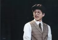 伊藤裕一(丹羽記者)/ライブフォト・横型・バストアップ・体右向き・顔左向き・衣装茶色・白/舞台「若様組まいる～アイスクリン強し～」舞台写真