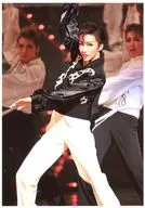 Takarazuka Revue (Moon Group) / Ruka Miya / Live Photo / Above Knee / Costume Black / White / Right Hand Raised / Left Hand Extended / Body Left Facing / Eye View Right / 2L Size / Moon Group Tokyo Performance "PUCKE" "CRYSTAL TAKARAZUKA - Image Crystal -" Stage Photos