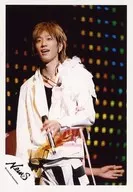 NEWS / Keiichiro Koyama / Live Photo / Upper Body / Costume Black and White / Feather Ornament / Left Hand Microphone / Left Body Facing / Open Mouth / Official Official photo