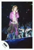 NEWS / Keiichiro Koyama / Live Photo / Whole Body / Costume Pink / White / Mizutama / Left Hand Microphone / Mouth Part / Body Facing Right / Left Foot Front / Background Black / Official Official photo