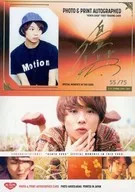PHOTO&PRINT AUTOGRAPHED CARD[燙金籤字&生寫真卡(腰部上・正麵・藏青色T恤)(/75)]:須賀健太/燙金籤字&生寫真卡(腰部上・正麵・藏青色T恤)(/75)/須賀健太First・交換式卡