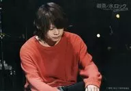 佐藤流司(片山始)/现场照片·横型·膝上·服装橙色·坐姿·低头/电视剧「『御茶之水摇滚』DVD&Blu-ray购买者限定活动」贩卖商品「御茶之水摇滚-THE LIVE STAGE-」舞台剧中集换式明信片