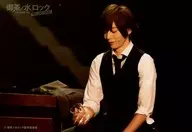 染穀俊之(片山亮)/現場照片・橫型・膝上・衣裝黑色・馬甲・右側玻璃/電視劇「『禦茶之水搖滾』DVD&Blu-ray購買者限定活動」販賣商品「禦茶之水搖滾-THE LIVE STAGE-」舞台劇中交換式明信片