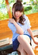 鈴木愛奈/膝上・衣装青・座り・右手肩・左膝上げ/写真集「あいらぶ。」初版特典プレミアムフォトブロマイド