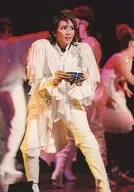 Takarazuka Revue (Star Troupe) / Yuzu Beni / Live Photo / Above the Knee / White Costume / Both Hands Up / Eyes Right / Behind Person / 2L Size / Star Troupe "Romeo and Juliet" Stage Photos