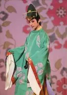 宝冢歌剧团(花组)/明日海里奥/演唱会照片·膝上·红白绿粉色服装·身体向左·2L尺寸/花组博多座公演「阿卡内萨斯紫花」「Sante！」换代舞台照片