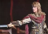 Takarazuka Revue (Sorgumi) / Ryoho Makaze / Live Photo / Horizontal Type / Upper Body / Red / Black Beige Costume / With Props in Right Hand / 2L Size / Sorgumi Tokyo Performance "Heaven (Sora) is by the Red River" "Wind of Citrus -Sunrise -" Stage Photos