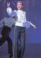 Takarazuka Revue (Sorgumi) / Ryoho Makaze / Live Photo / Knee-Up / White Navy Costume / Right Hand Pose / 2L Size / Sorgumi Tokyo performance "Sky is by the Red River" and "Wind of Citrus -Sunrise -" stage photos