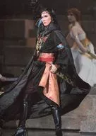 Takarazuka Revue (Sorgumi) / Hikaru Aizuki / Live Photo, Whole Body, Black, Red and Orange Costume, Body Facing Left, 2L Size / Sorgumi Tokyo Performance "Heaven (Sora) is by the Red River" and "Wind of Citrus -Sunrise -" Stage Photos