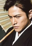 市瀬秀和/顔アップ・衣装黒・白・和傘・左向き・背景黒/舞台「SHINSENGUMI～episode IKEDAYA～」